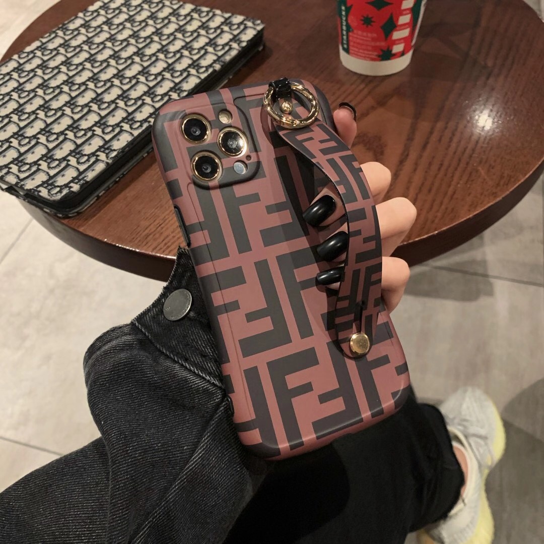 フェンディ iPhone13/13pro/12pro/12ケース ハンドベルト付き FENDI